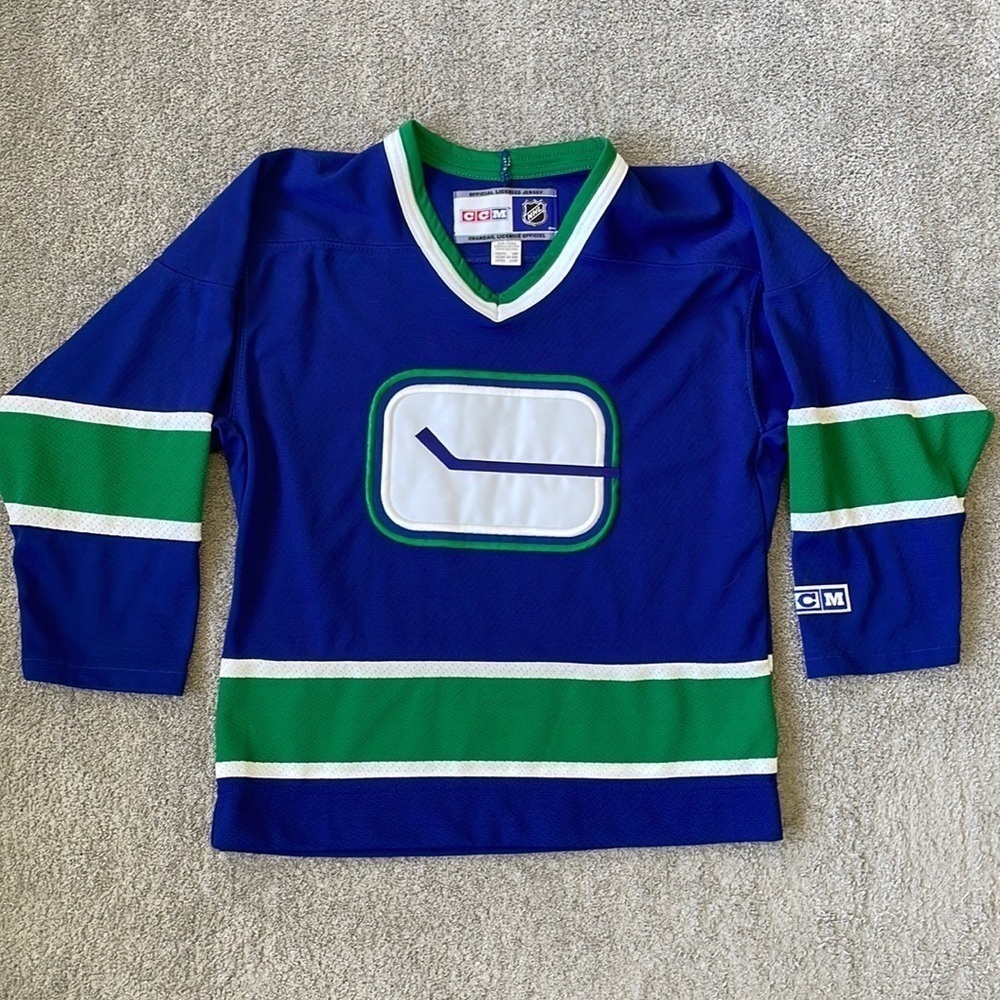 VGC Youth CCM Retro Vancouver Canucks Replica Hockey Jersey - Size S/M